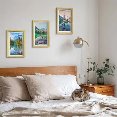 Bilderwand mit Bergseen und umgebender Naturlandschaft
