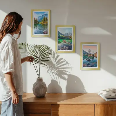 Bilderwand mit Bergseen und umgebender Naturlandschaft