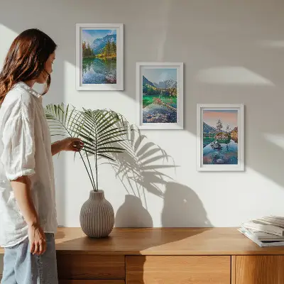 Bilderwand mit Bergseen und umgebender Naturlandschaft