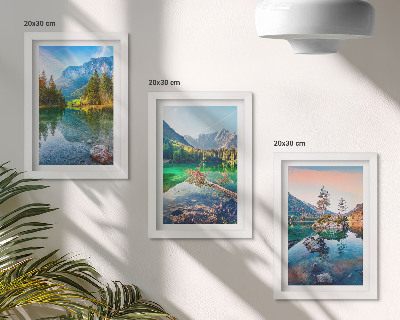 Bilderwand Bergseen mit Wasser und umgebender Naturlandschaft