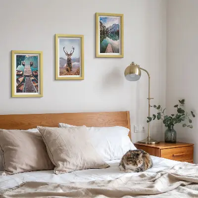 Bilderwand mit See, Booten, Hirschen und Berglandschaft