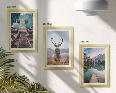 Bilderwand mit See, Booten, Hirschen und Berglandschaft