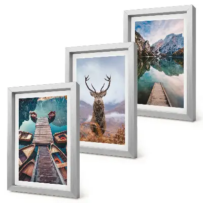 Bilderwand mit See, Booten, Hirschen und Berglandschaft