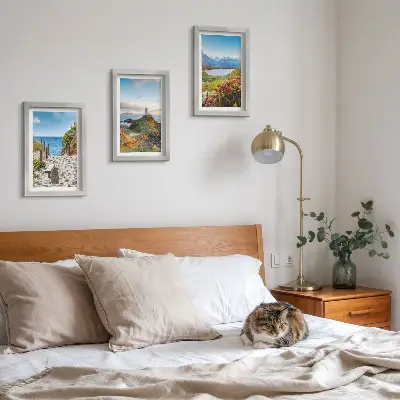 Bilderwand mit Motiv von Leuchtturm, Strand, Bergen und Blumen