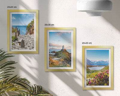 Bilderwand Blick auf den Leuchtturm, den Strand, die Berge und die Blumen