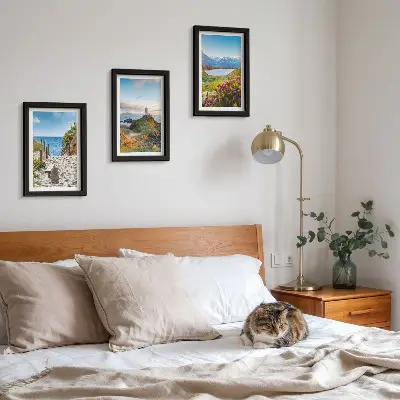 Bilderwand mit Motiv von Leuchtturm, Strand, Bergen und Blumen