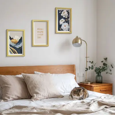 Bilderwand mit abstrakten Bergen, Blumen und inspirierenden Schriftzügen