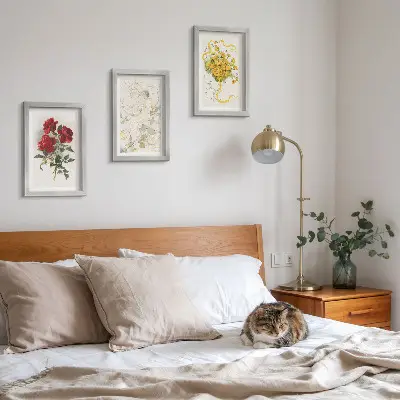 Bilderwand mit roten Rosen, einer weißen Figur und gelben Blumen in einer Vase