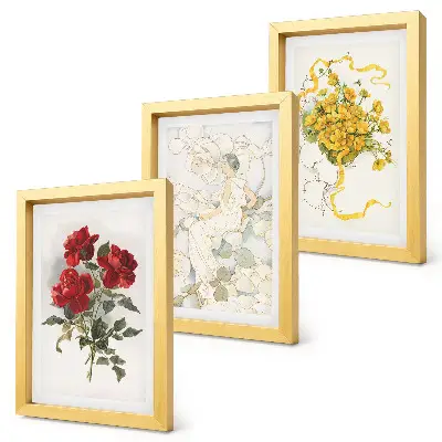 Bilderwand mit roten Rosen, einer weißen Figur und gelben Blumen in einer Vase