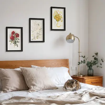 Bilderwand mit roten Rosen, einer weißen Figur und gelben Blumen in einer Vase