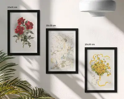 Bilderwand mit roten Rosen, einer weißen Figur und gelben Blumen in einer Vase