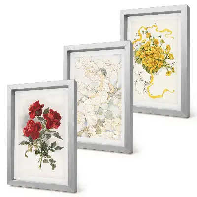 Bilderwand mit roten Rosen, einer weißen Figur und gelben Blumen in einer Vase