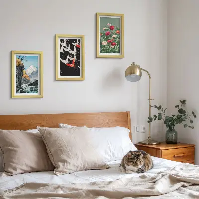 Bilderwand mit Bergen, Wasserfall, fliegenden Vögeln und bunten Blumen