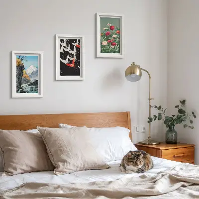Bilderwand mit Bergen, Wasserfall, fliegenden Vögeln und bunten Blumen