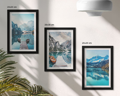 Bilderset mit rahmen Bergseen mit Booten und Spiegelungen im Wasser