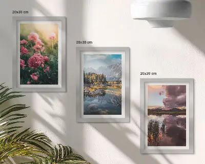 Bilderwand mit Blumen im Garten, Bergen und einer ruhigen Wasseroberfläche