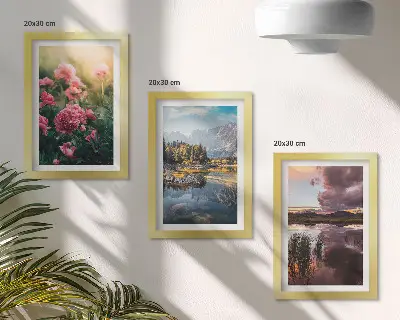 Bilderwand mit Blumen im Garten, Bergen und einer ruhigen Wasseroberfläche