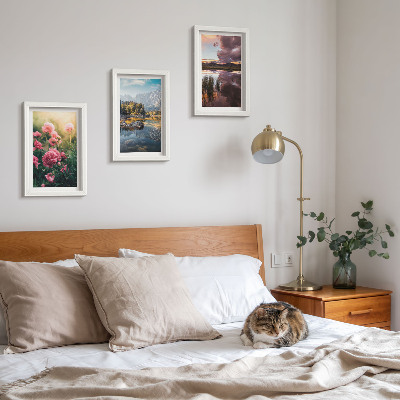 Bilderwand Blumen im Garten, Berge und eine ruhige Wasseroberfläche