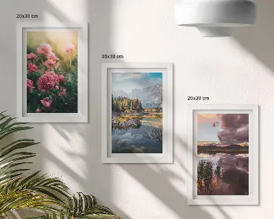 Bilderwand mit Blumen im Garten, Bergen und einer ruhigen Wasseroberfläche