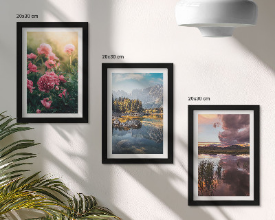 Bilderwand Blumen im Garten, Berge und eine ruhige Wasseroberfläche