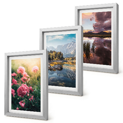 Bilderwand Blumen im Garten, Berge und eine ruhige Wasseroberfläche