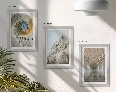 Fotowand die Wendeltreppe der Kathedrale mit Blick auf die Gebäudefassade und einen gefliesten Korridor