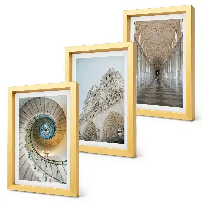 Fotowand die Wendeltreppe der Kathedrale mit Blick auf die Gebäudefassade und einen gefliesten Korridor