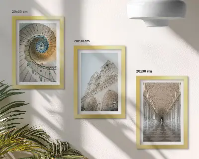 Fotowand die Wendeltreppe der Kathedrale mit Blick auf die Gebäudefassade und einen gefliesten Korridor