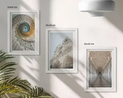Fotowand die Wendeltreppe der Kathedrale mit Blick auf die Gebäudefassade und einen gefliesten Korridor