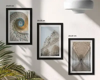Fotowand die Wendeltreppe der Kathedrale mit Blick auf die Gebäudefassade und einen gefliesten Korridor