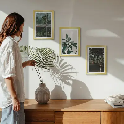 Bilderset mit Rahmen grüne Blätter am Fenster und Pflanzen im Innenbereich
