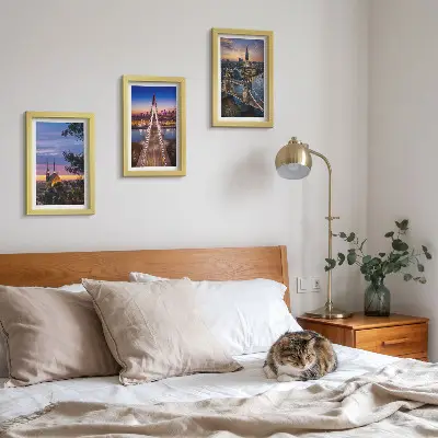 Bilderwand mit Stadtansichten von Brücken bei Sonnenuntergang