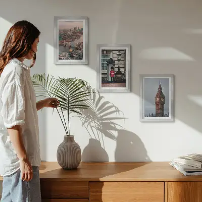 Bilderwand mit ikonischen Ansichten von London inklusive der Brücke und dem Big Ben