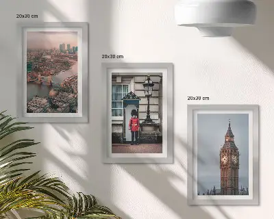 Bilderwand mit ikonischen Ansichten von London inklusive der Brücke und dem Big Ben