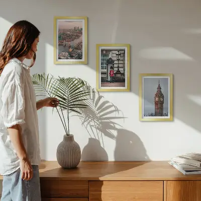 Bilderwand mit ikonischen Ansichten von London inklusive der Brücke und dem Big Ben