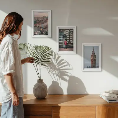 Bilderwand mit ikonischen Ansichten von London inklusive der Brücke und dem Big Ben