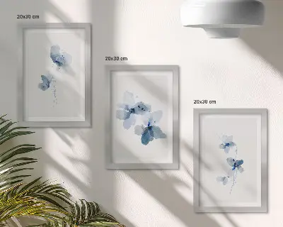 Fotowand mit Blumenmotiv in Blautönen auf hellem Hintergrund