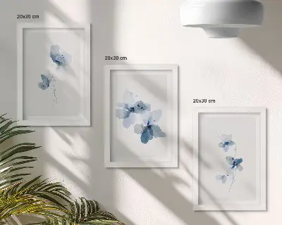 Fotowand mit Blumenmotiv in Blautönen auf hellem Hintergrund