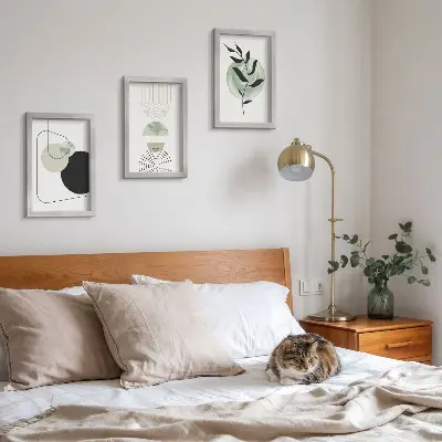 Bilderwand mit abstrakten Formen und Pflanzenmotiven in Grün