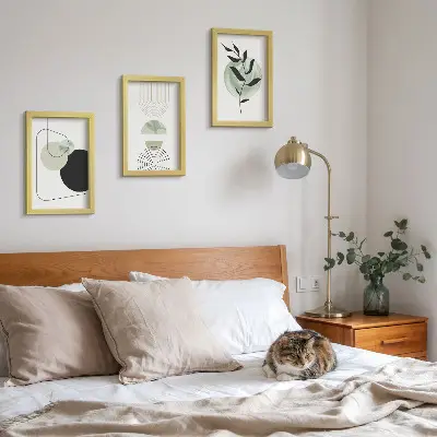 Bilderwand mit abstrakten Formen und Pflanzenmotiven in Grün