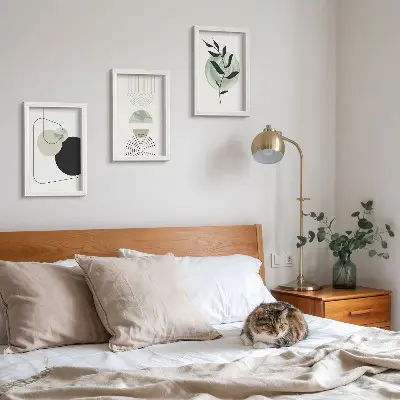 Bilderwand mit abstrakten Formen und Pflanzenmotiven in Grün