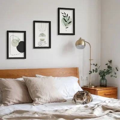 Bilderwand mit abstrakten Formen und Pflanzenmotiven in Grün