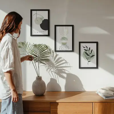 Bilderwand mit abstrakten Formen und Pflanzenmotiven in Grün