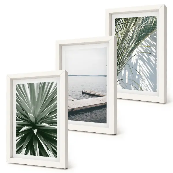 Bilderwand mit Palmenblättern und einer Holzbrücke