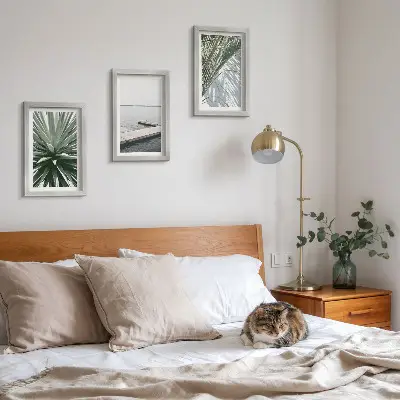 Bilderwand mit Palmenblättern und einer Holzbrücke