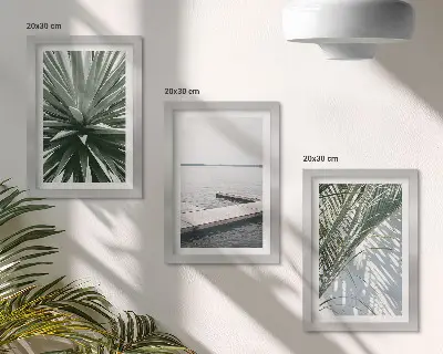 Bilderwand mit Palmenblättern und einer Holzbrücke