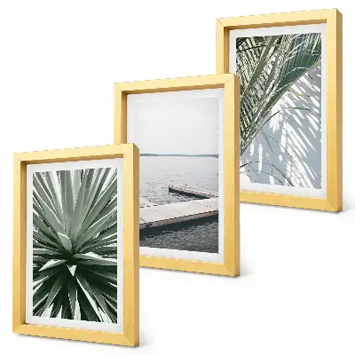 Bilderwand mit Palmenblättern und einer Holzbrücke