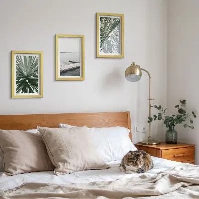 Bilderwand mit Palmenblättern und einer Holzbrücke