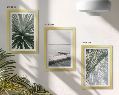 Bilderwand mit Palmenblättern und einer Holzbrücke