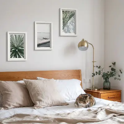Bilderwand mit Palmenblättern und einer Holzbrücke